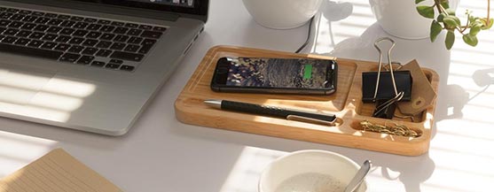 Bamboo desk organizer met draadloze oplader